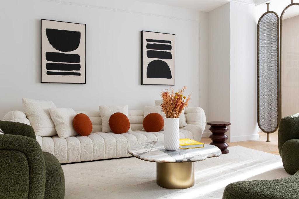 un salon avec un canapé et une table dans l'établissement HIGHSTAY - Luxury Serviced Apartments - Arc de Triomphe, à Paris