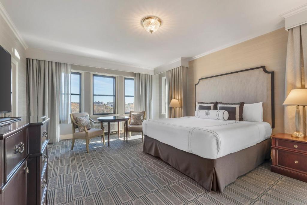 Postel nebo postele na pokoji v ubytování Omni Shoreham Hotel