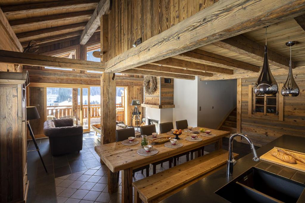 une cuisine et une salle à manger avec une table dans une pièce dans l'établissement Bois Mazot, à La Chapelle-dʼAbondance