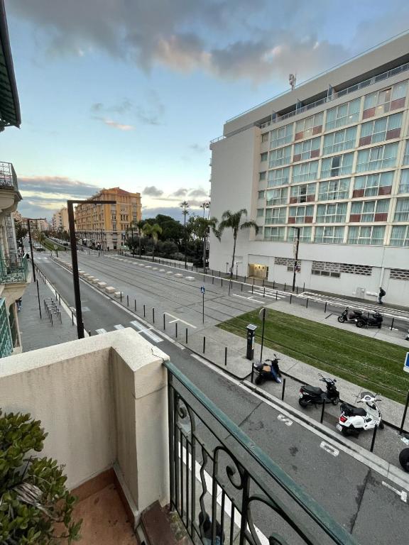 une vue d'une rue de la ville depuis un balcon dans l'établissement Appartement Californie Beach, à Nice