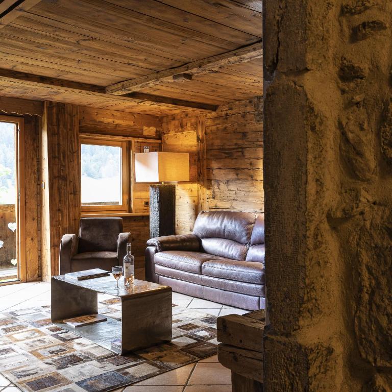 un salon avec un canapé et une table dans l'établissement Bois Neige, à La Chapelle-dʼAbondance