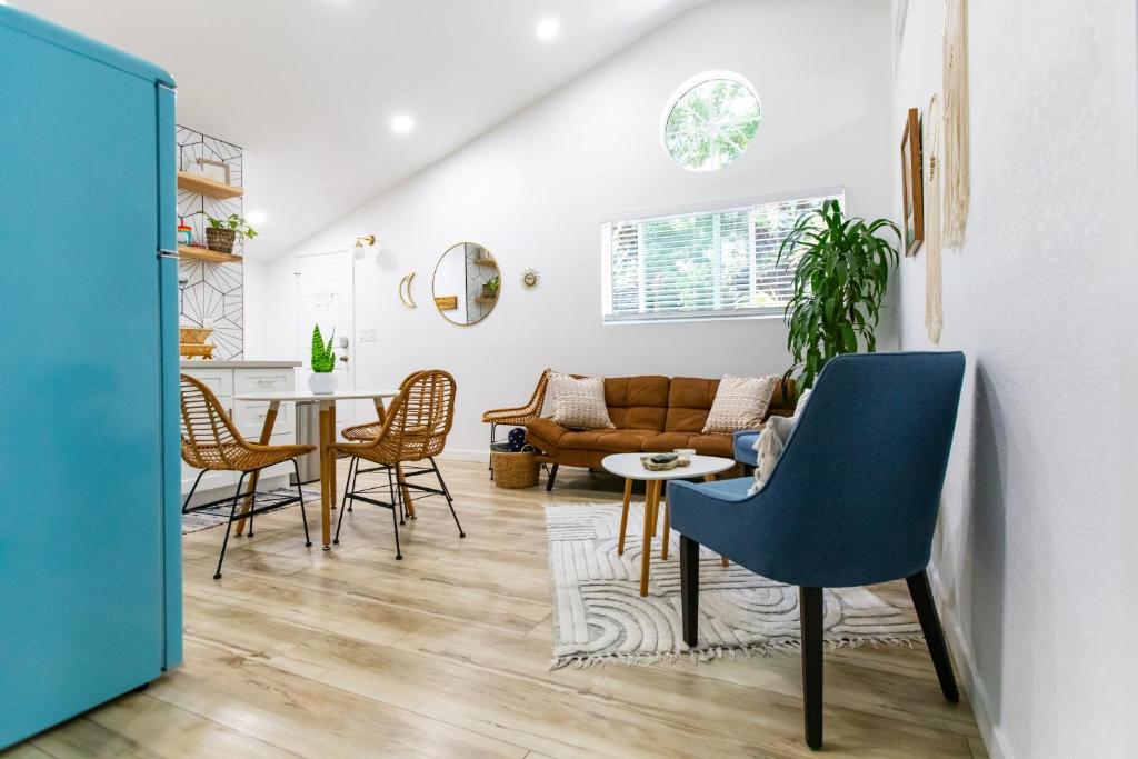 ein Wohnzimmer mit Sofa und Tisch in der Unterkunft Stylish Casita min from the beach ! in San Juan Capistrano