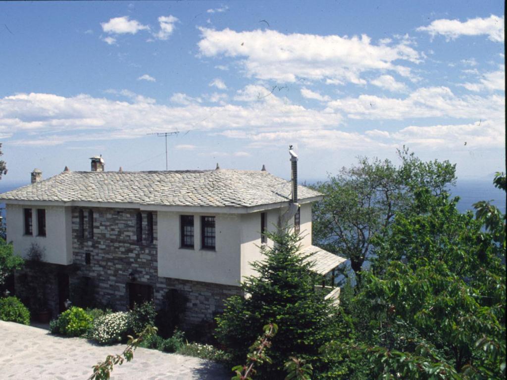 una casa bianca con un albero di Natale davanti di Villa Georgie a Tsagarada