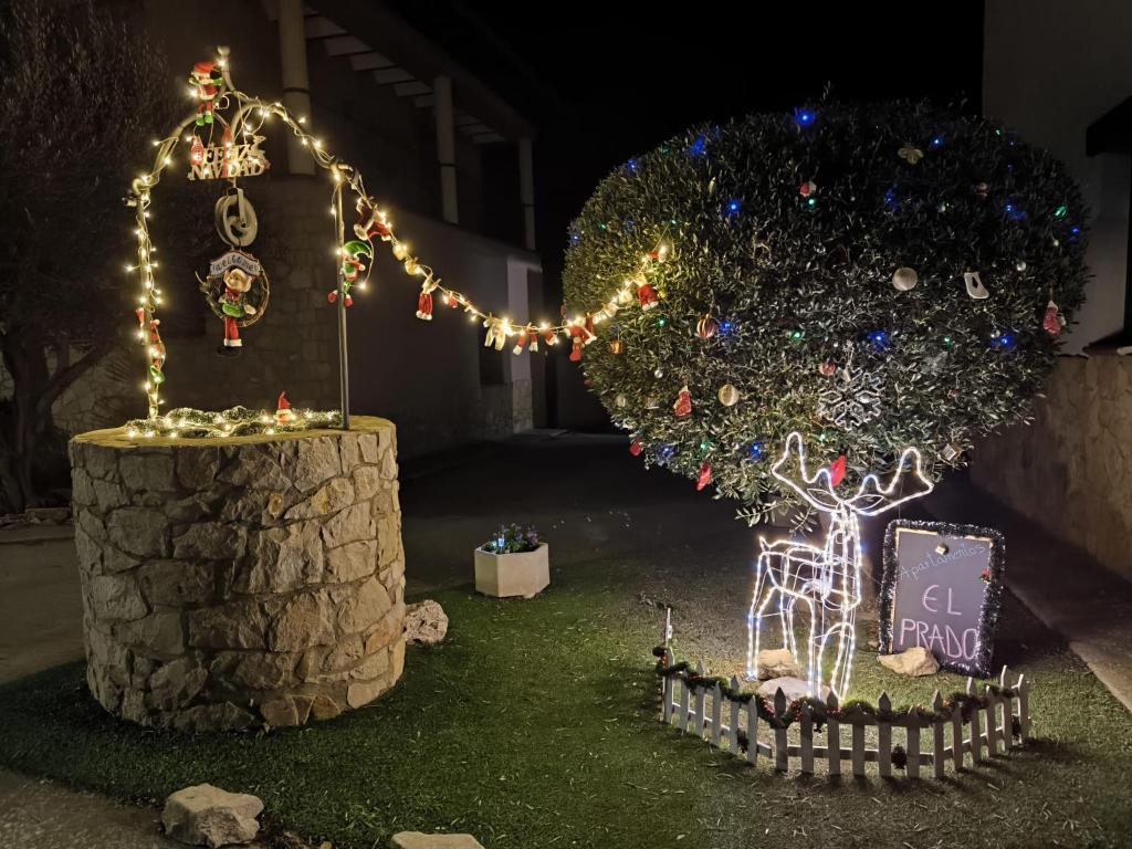 eine Weihnachtsdekoration mit Baum und Lichtern in der Unterkunft Apartamentos El Prado in Valbona