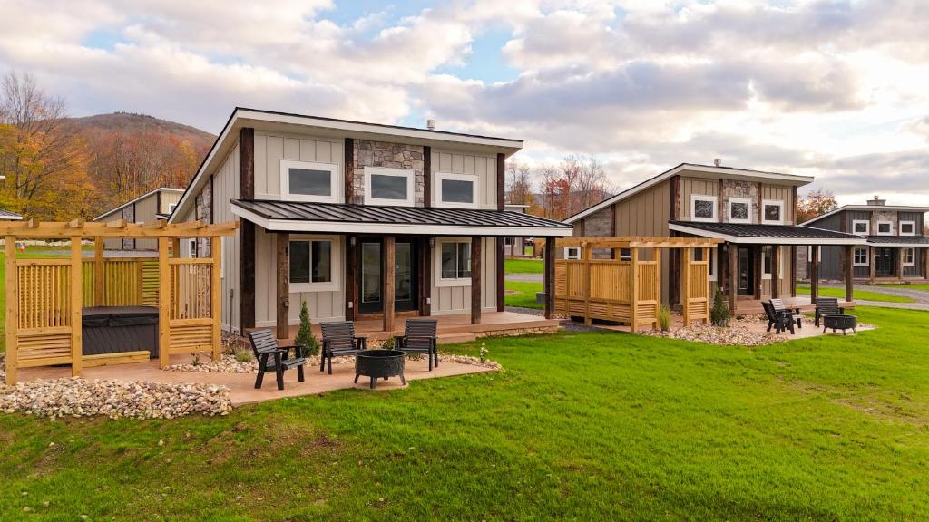 デイビスにあるValley View Resort Cabin #1, 1-Bed, Modern-Luxury with Hot Tub in Canaan Valley, WVの大庭のある家