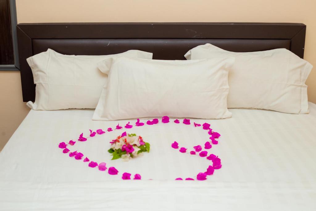 Postel nebo postele na pokoji v ubytování High Level Apartment