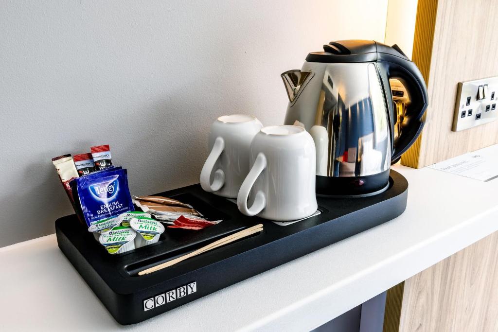 ホリデイ イン エクスプレス ノーウィッチにあるコーヒーまたはお茶