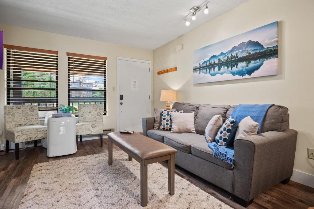 ein Wohnzimmer mit Sofa und Tisch in der Unterkunft Black Diamond Lodge with Resort Amenities in Eden