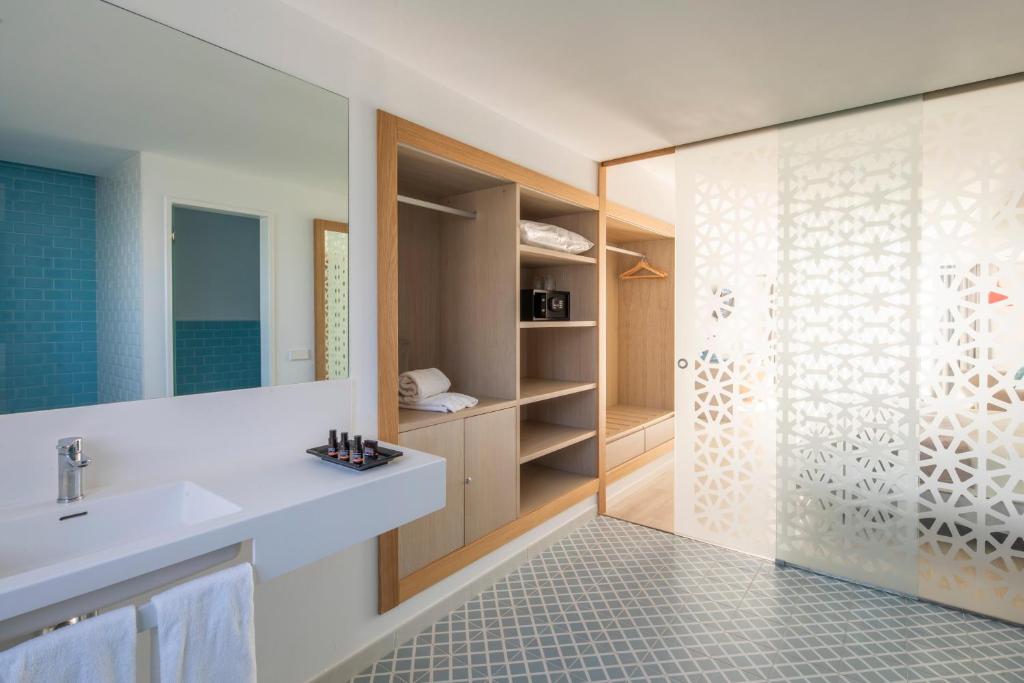 a bathroom with a sink and a shower at Oasis Lanz Beach Mate in Costa Teguise