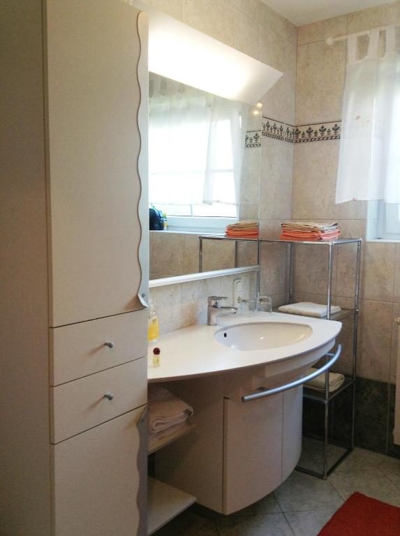 un bagno con lavandino e specchio di Haus Margit a Schlierbach