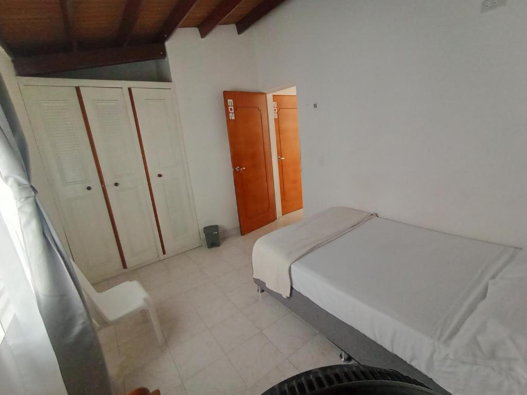 Postel nebo postele na pokoji v ubytování Road Living Home