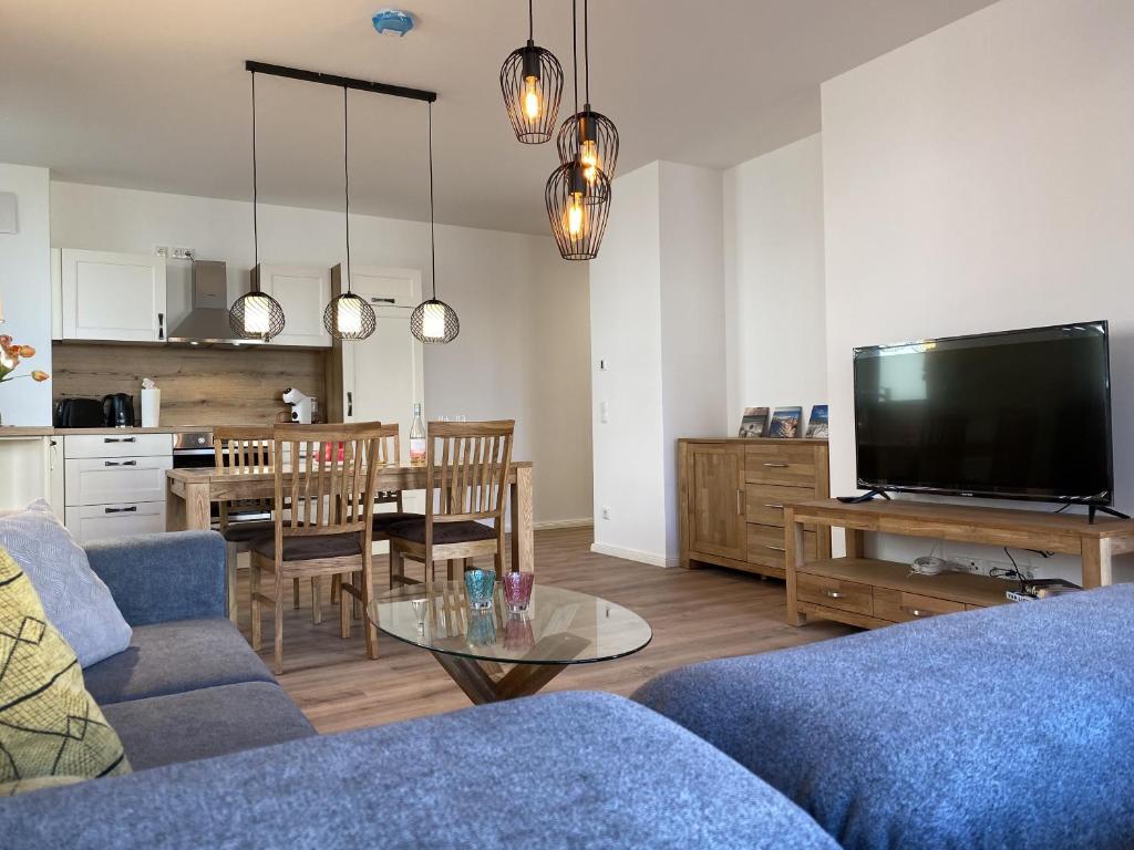 Μια τηλεόραση ή/και κέντρο ψυχαγωγίας στο Ferienwohnung Meerzeit Parkvillen Carlota und Candela Baabe