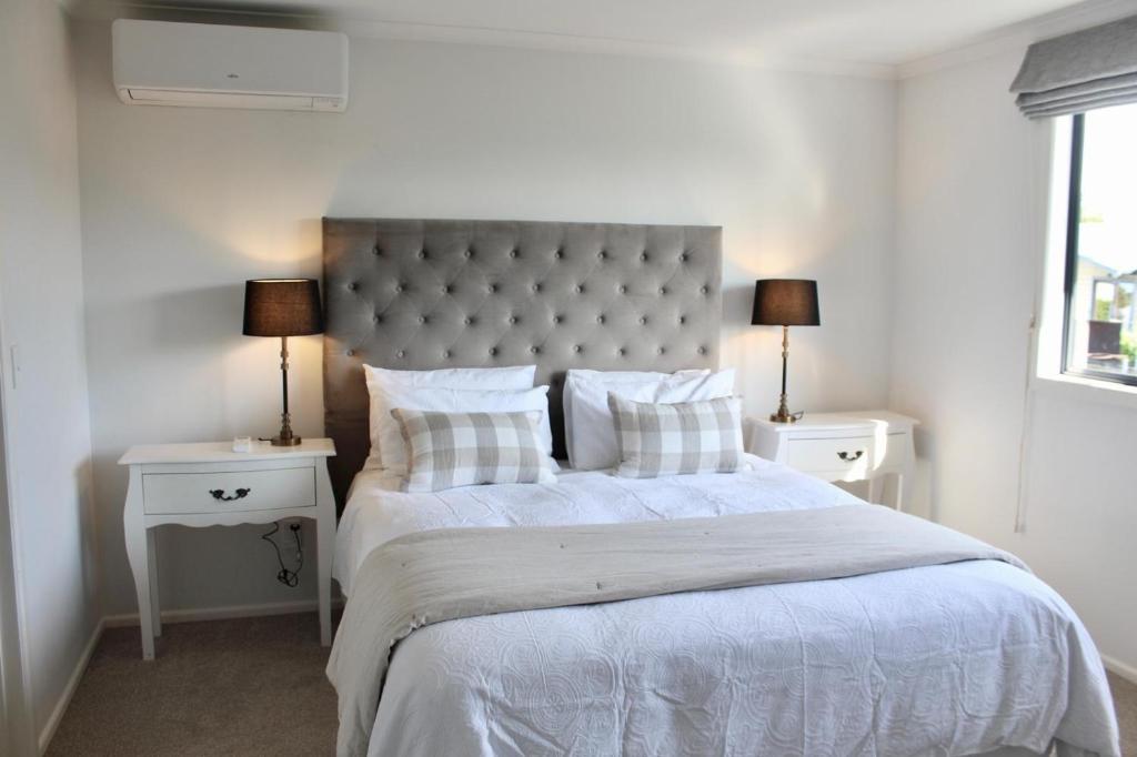 5-min walk to Village - Havelock North Holiday Home with Spa Pool