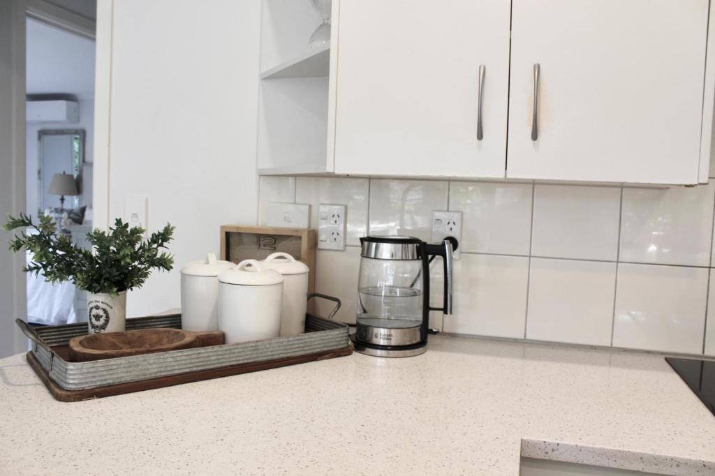 5-min walk to Village - Havelock North Holiday Home with Spa Pool - Resim 33