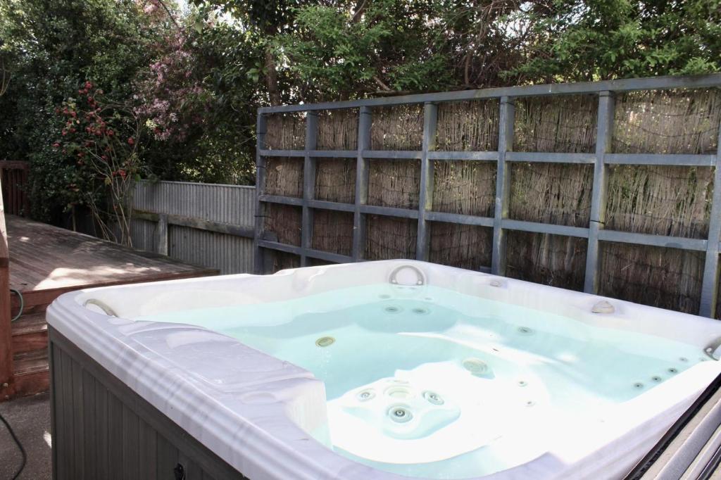 5-min walk to Village - Havelock North Holiday Home with Spa Pool - Resim 35
