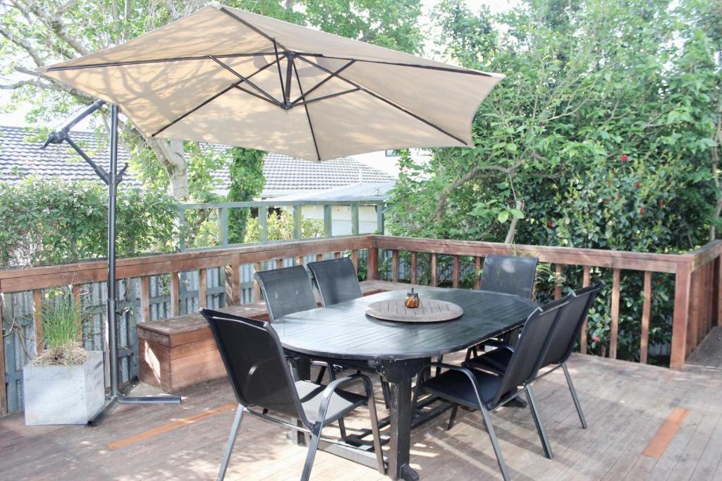 5-min walk to Village - Havelock North Holiday Home with Spa Pool - Resim 36