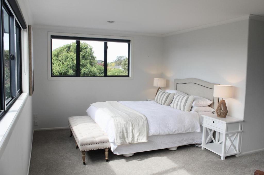 5-min walk to Village - Havelock North Holiday Home with Spa Pool - Resim 2