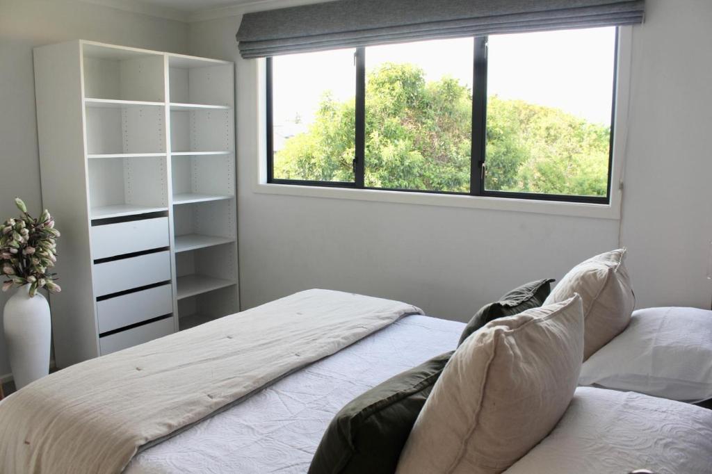 5-min walk to Village - Havelock North Holiday Home with Spa Pool - Resim 45