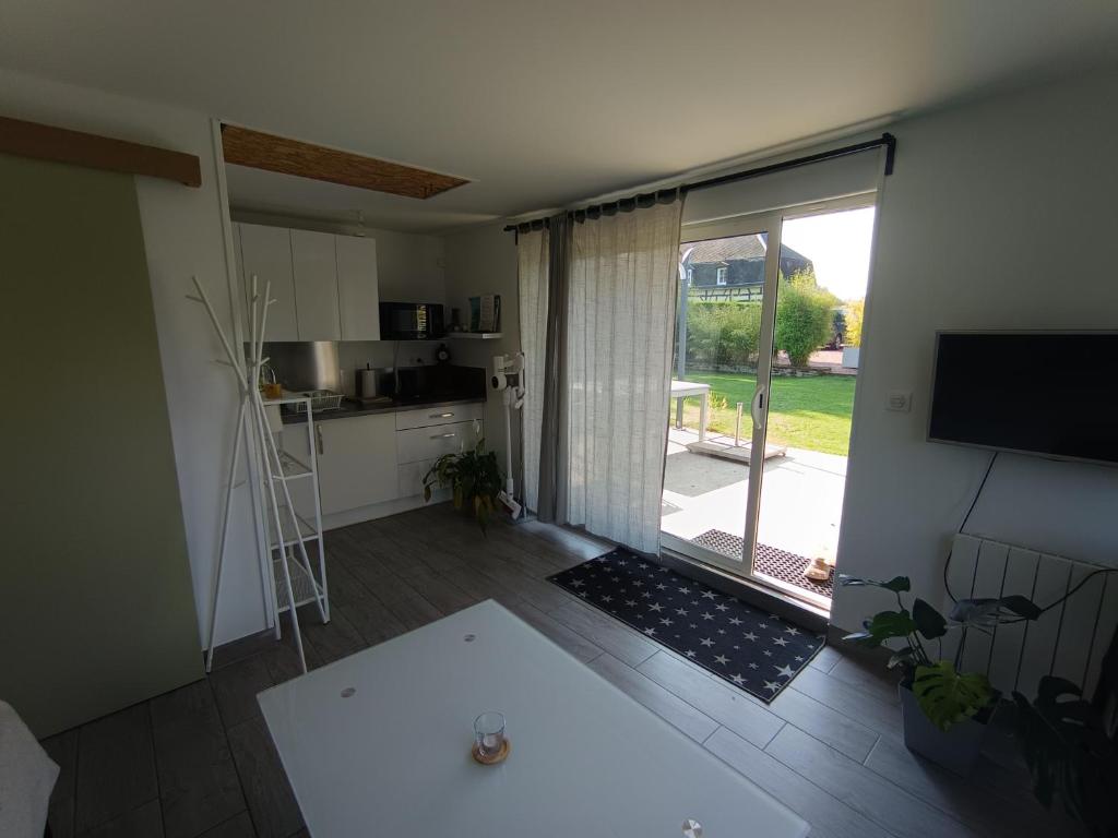 Televízia a/alebo spoločenská miestnosť v ubytovaní Gîte au calme en Normandie, Forêt de Lyons
