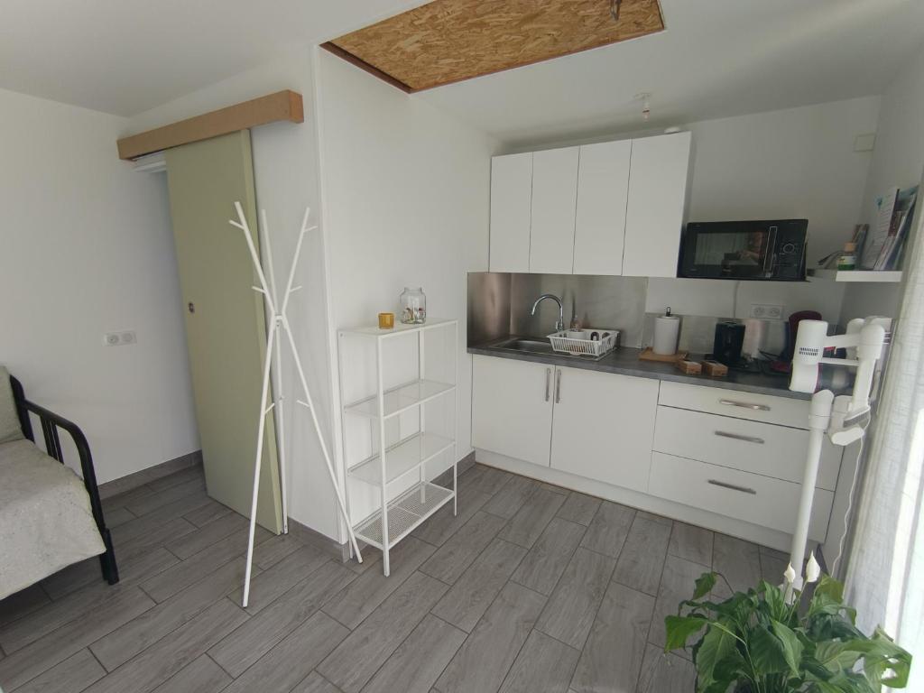Kuchyňa alebo kuchynka v ubytovaní Gîte au calme en Normandie, Forêt de Lyons