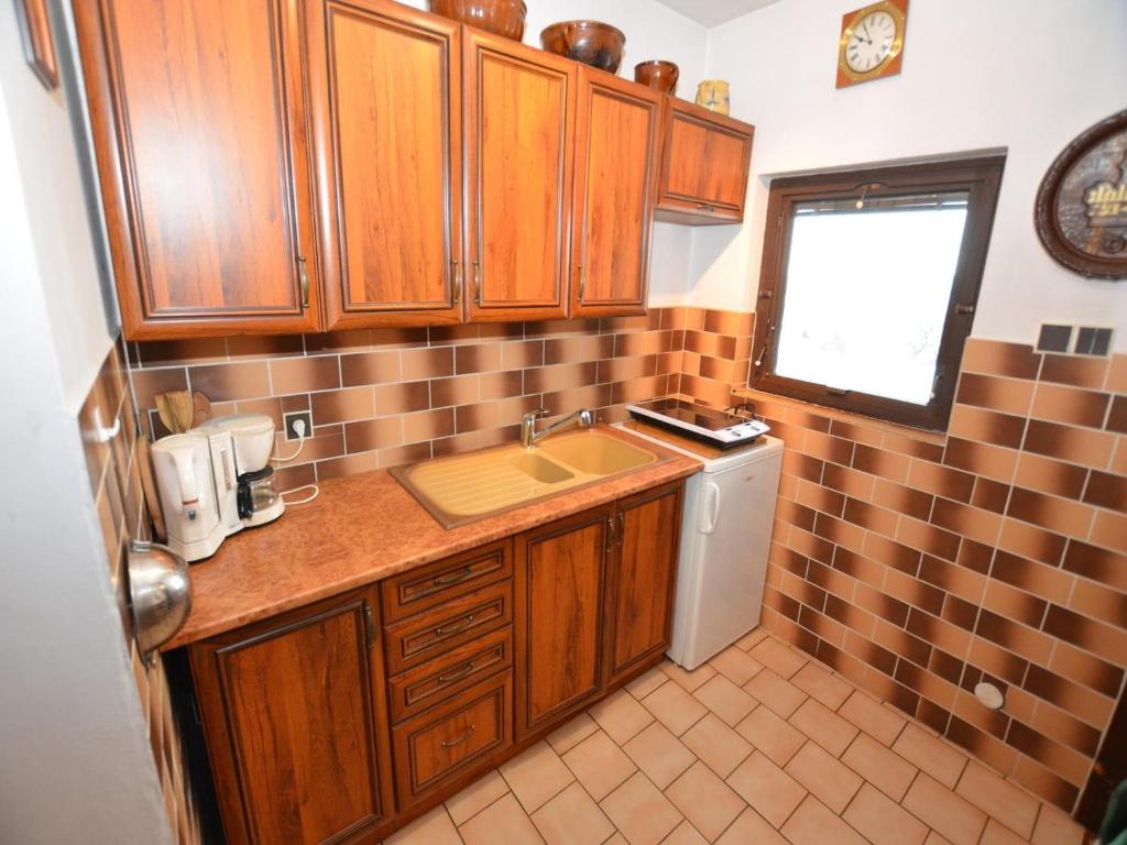 Kuchyň nebo kuchyňský kout v ubytování small holiday home at the edge of the forest