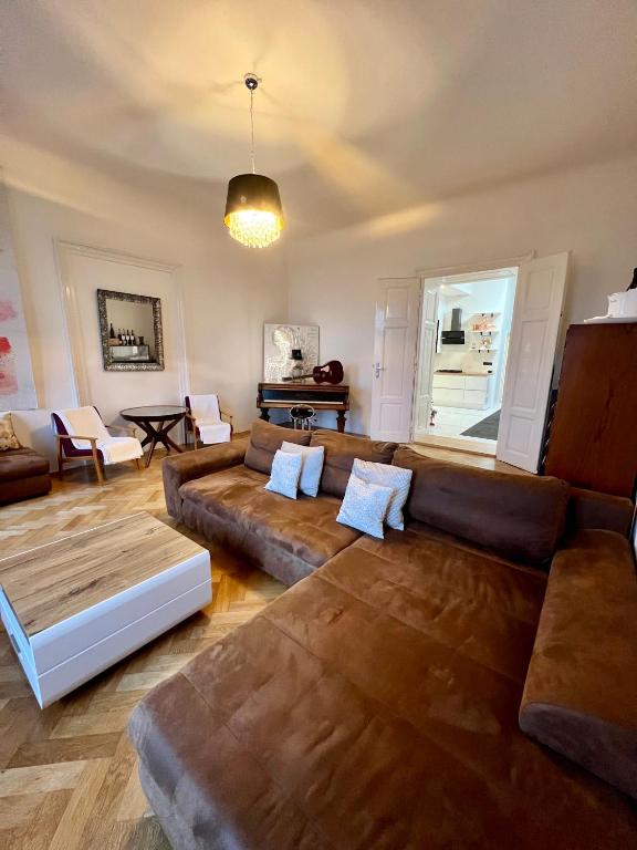 Posezení v ubytování Wenceslas square apartment 150 m2