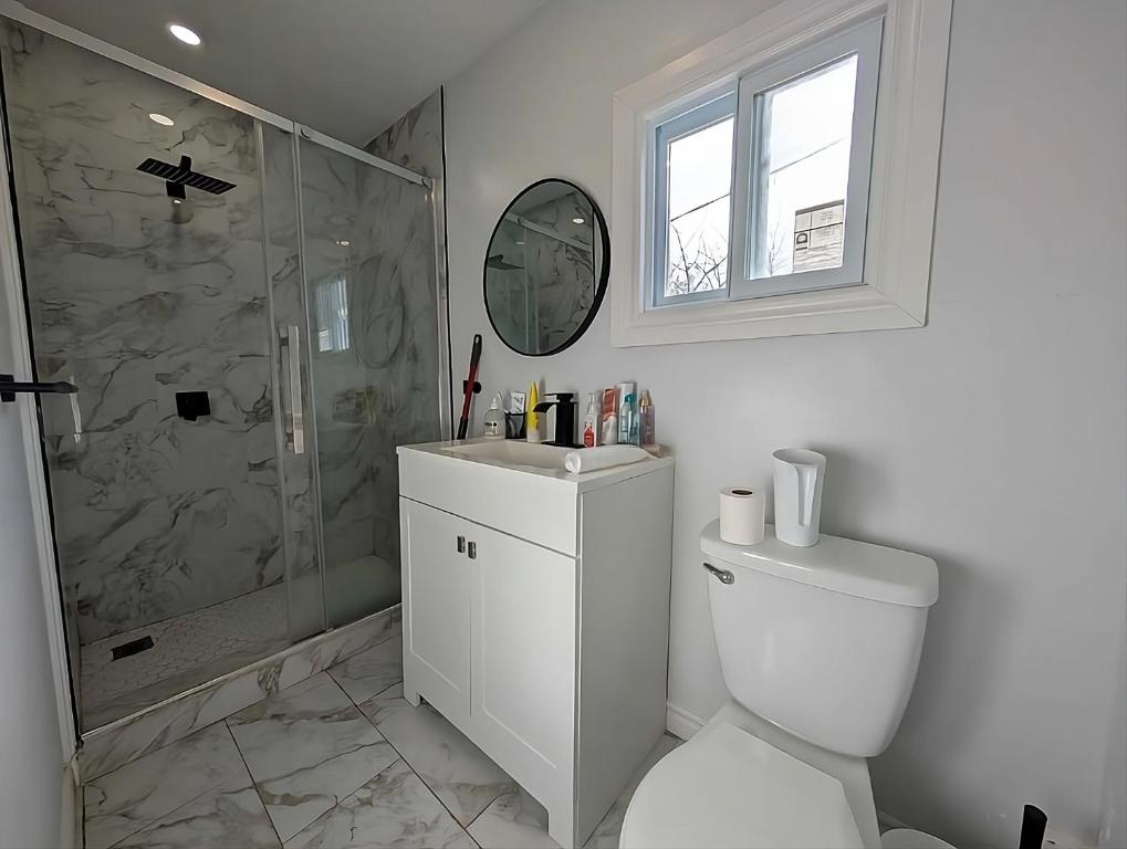une salle de bains avec douche, toilettes et lavabo dans l'établissement Luxury Studio located in downtown windsor for short term stay, à Windsor
