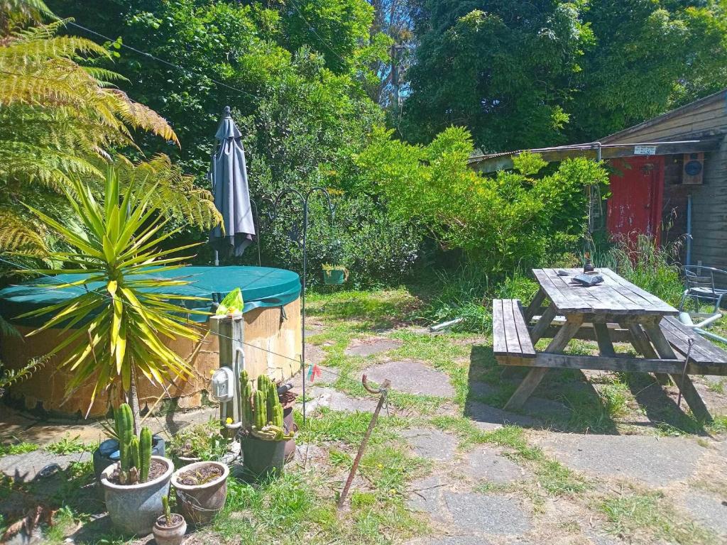 Cottage and geothermal pool by lake Taupo - Resim 9