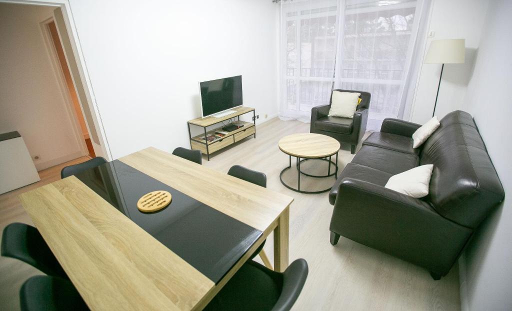 un salon avec un canapé et une table dans l'établissement Spacieux & Lumineux Proche de Paris & Versailles, à Vélizy-Villacoublay