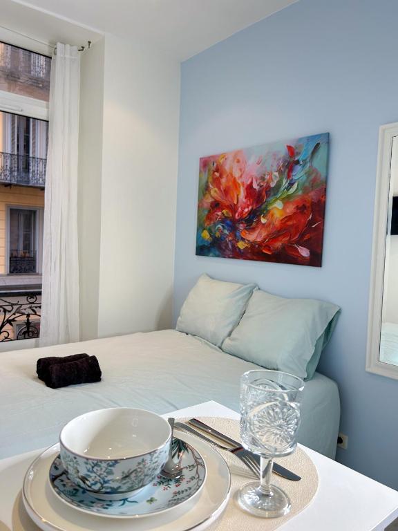 Cette chambre comprend un lit avec un bol sur une table. dans l'établissement blue sun, à Nice