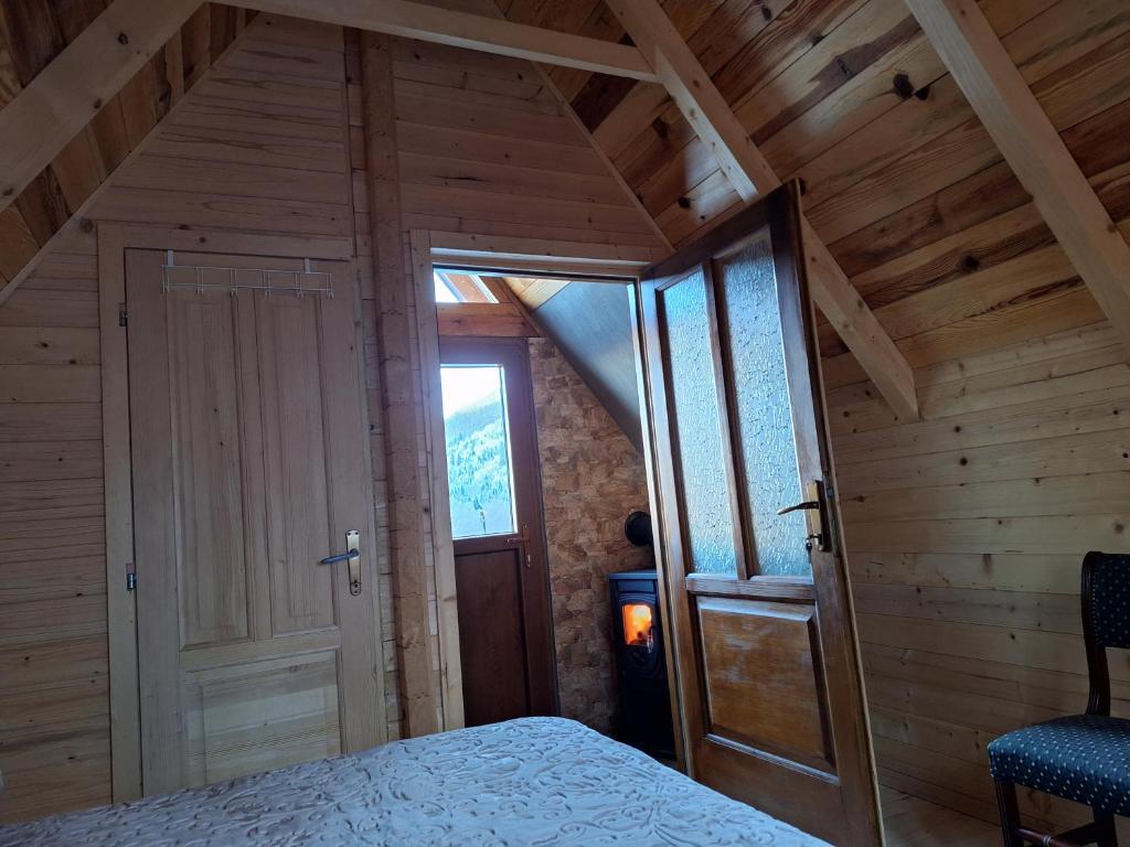 Postel nebo postele na pokoji v ubytování Kamp Kruščić - Laništa