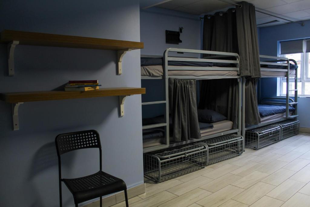 Abbey Court Hostel emeletes ágyai egy szobában