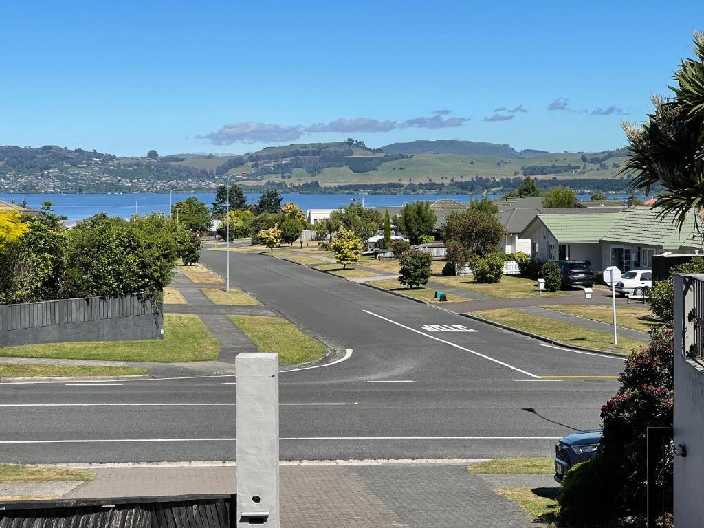 an empty street in a town with a lake at Beautiful Lakeview Apartment in Taupo
