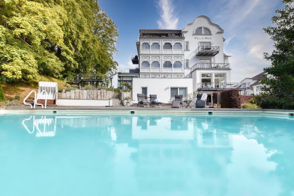 Ferienwohnung Bernstein in der Villa Rex Sellin في اوستيباد سيلين: منزل به حوض سباحة أمام المنزل
