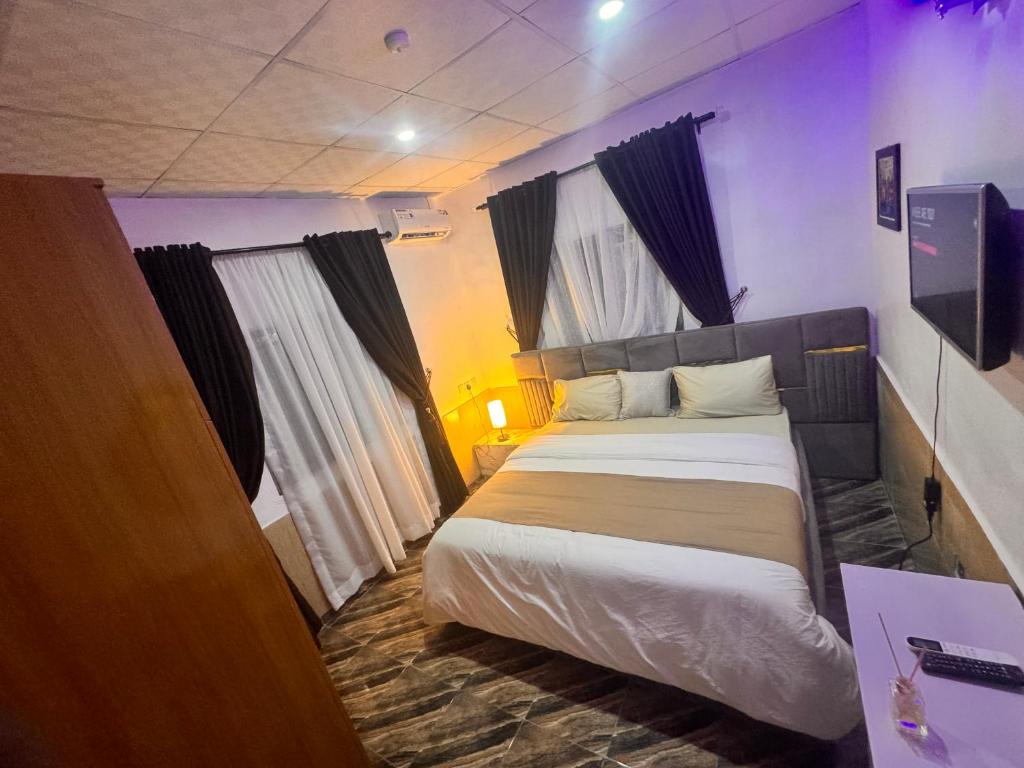 Postel nebo postele na pokoji v ubytování PrimeAxis Hub Apartment