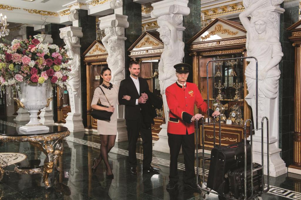 Členové personálu v ubytování Aphrodite Palace