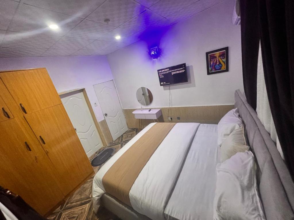 Postel nebo postele na pokoji v ubytování PrimeAxis Hub Apartment
