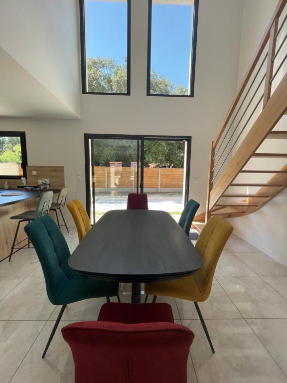une salle à manger avec une table et des chaises dans l'établissement Maison 9p avec piscine et climatisation, à Lacanau