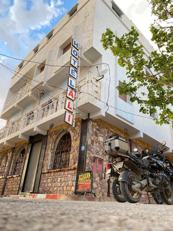 ein Motorrad, das vor einem Gebäude geparkt ist in der Unterkunft Hôtel Restaurant Ali in Midelt