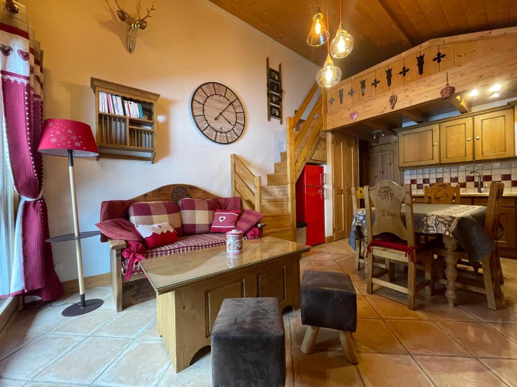 un salon avec un canapé et une table dans l'établissement Bel appartement proche pistes et randonnées, à Pralognan-la-Vanoise