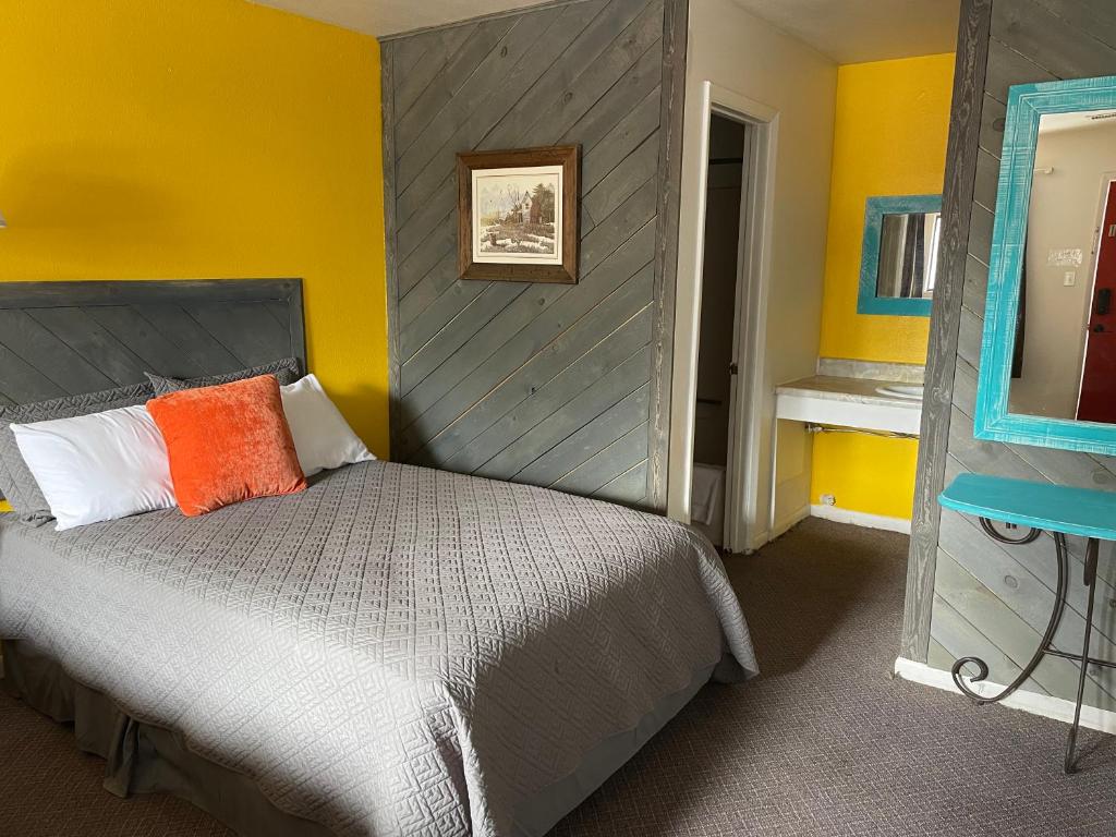Historic Mora Inn & RV Park - Deluxe Double Room