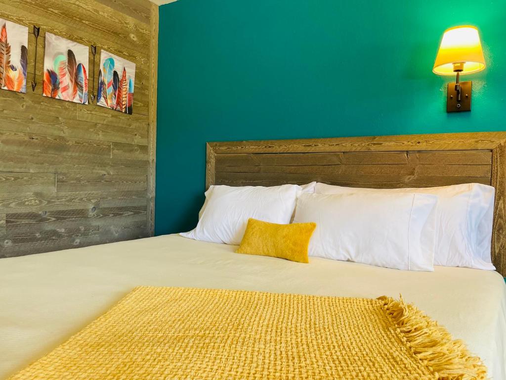 Historic Mora Inn & RV Park - Deluxe Single Room