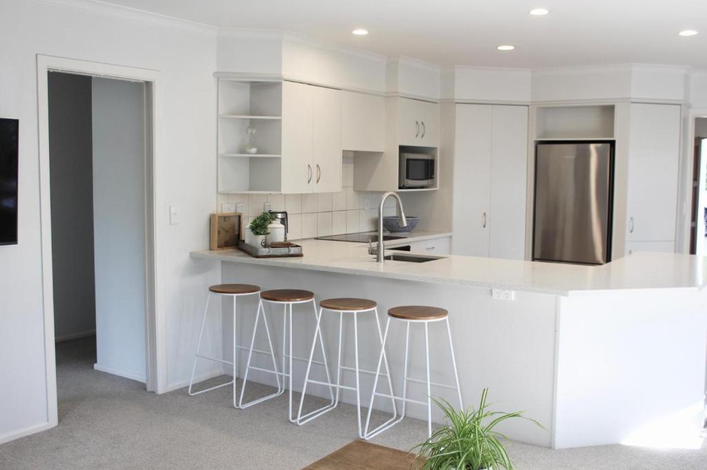 5-min walk to Village - Havelock North Holiday Home with Spa Pool - Resim 7