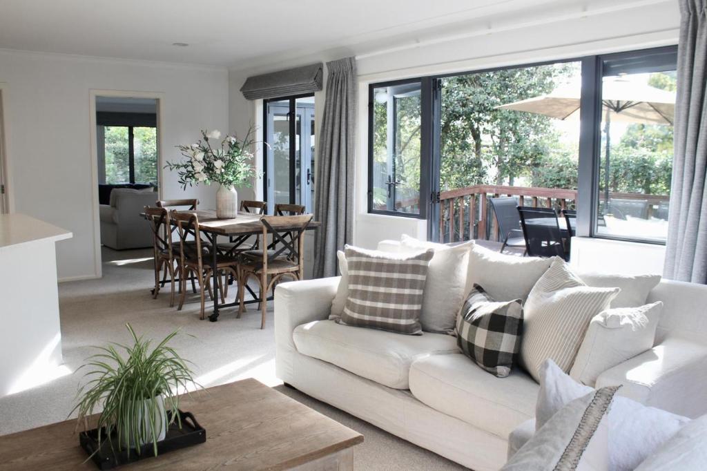 5-min walk to Village - Havelock North Holiday Home with Spa Pool - Resim 9