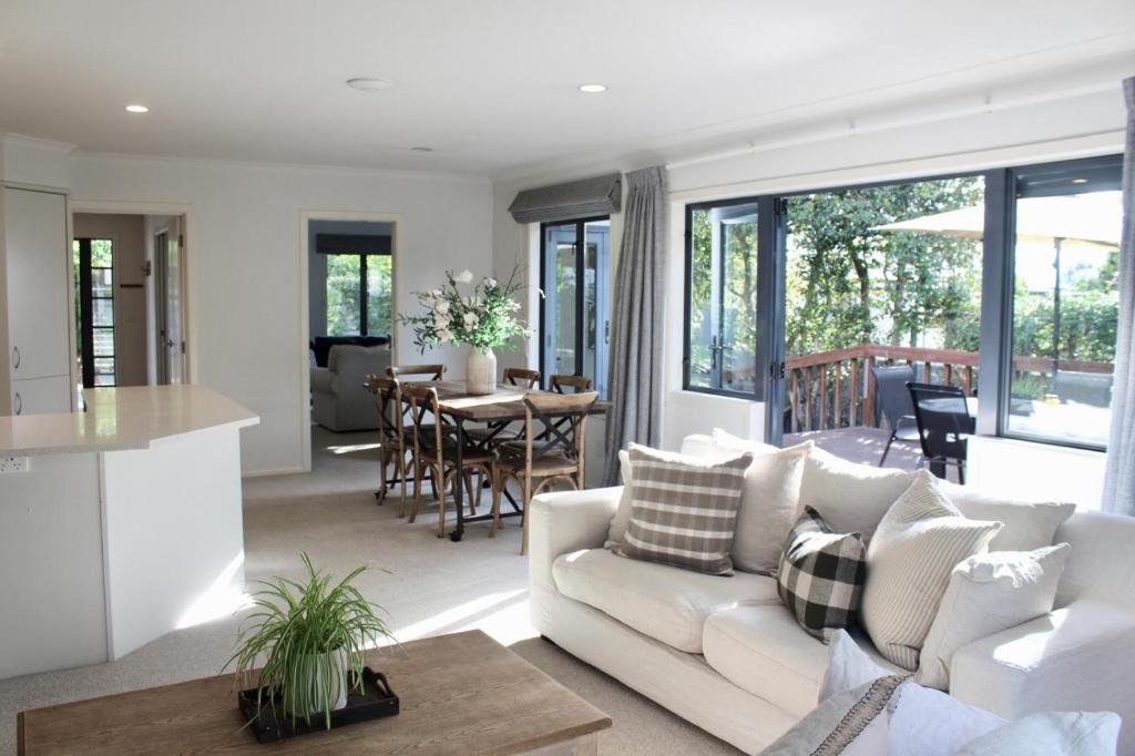 5-min walk to Village - Havelock North Holiday Home with Spa Pool - Resim 1