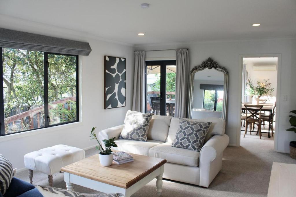 5-min walk to Village - Havelock North Holiday Home with Spa Pool - Resim 13