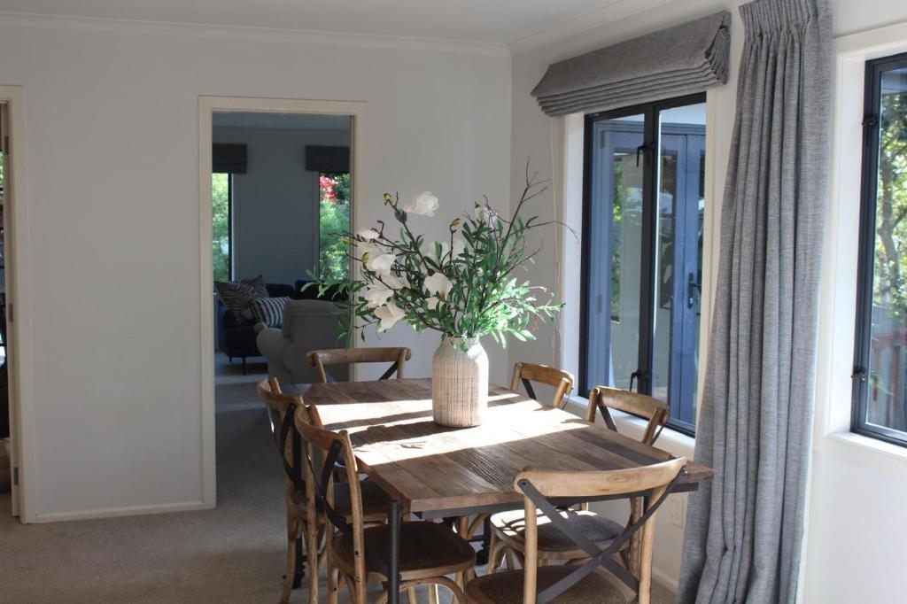 5-min walk to Village - Havelock North Holiday Home with Spa Pool - Resim 22