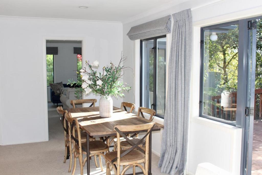 5-min walk to Village - Havelock North Holiday Home with Spa Pool - Resim 23