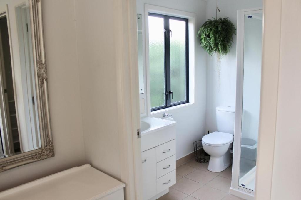 5-min walk to Village - Havelock North Holiday Home with Spa Pool - Resim 25