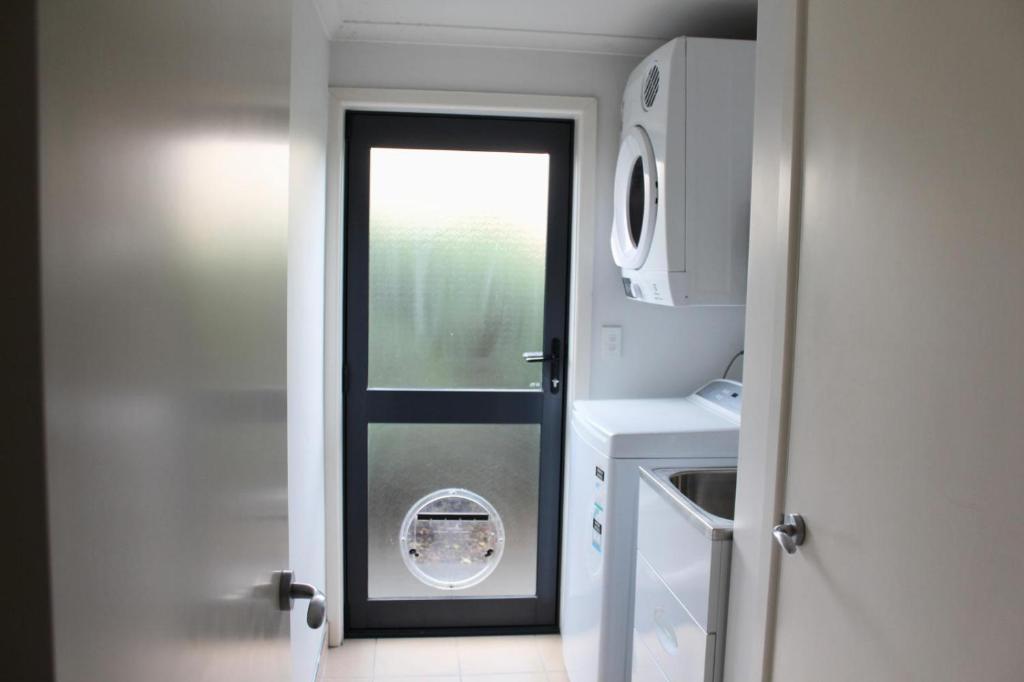 5-min walk to Village - Havelock North Holiday Home with Spa Pool - Resim 26